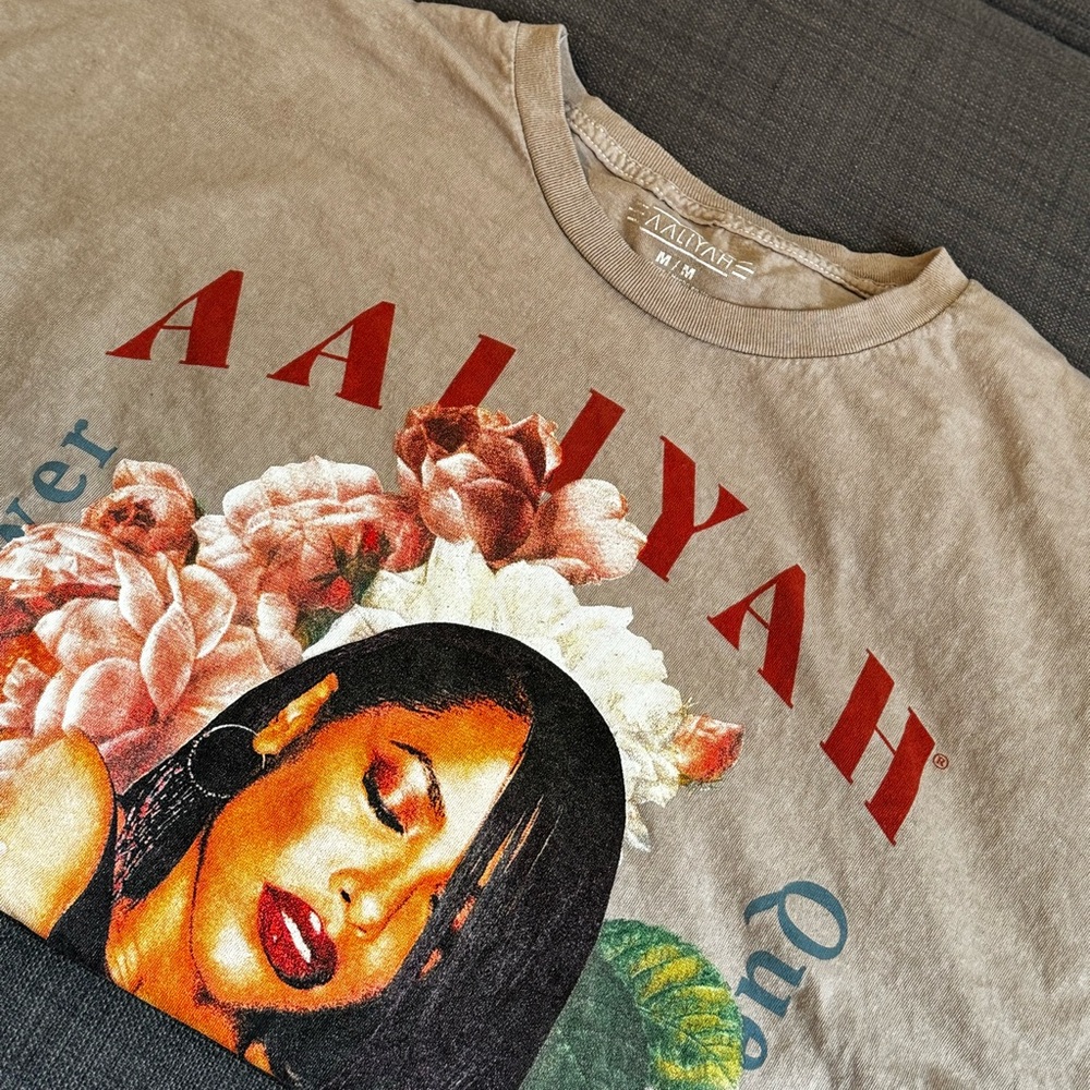 aaliyah queen of r&b - women’s graphic tee
unisex size medium